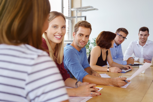mitarbeiter meeting im besprechungsraum
